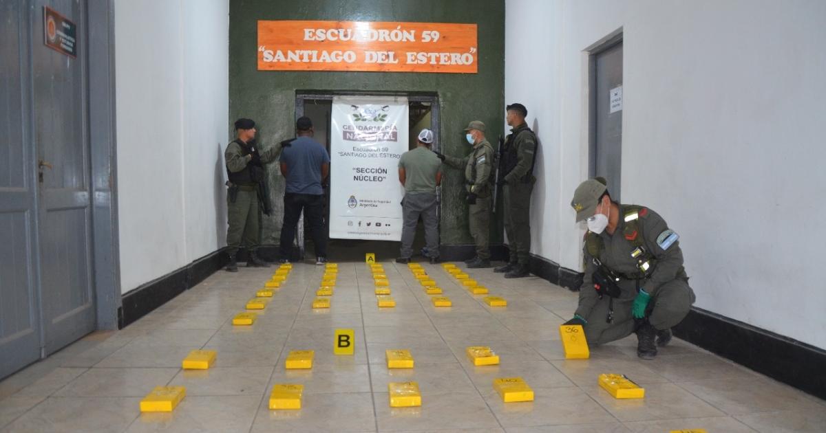 Gendarmes interceptan camioacuten con casi 47kg de cocaiacutena valuados en 966 millones