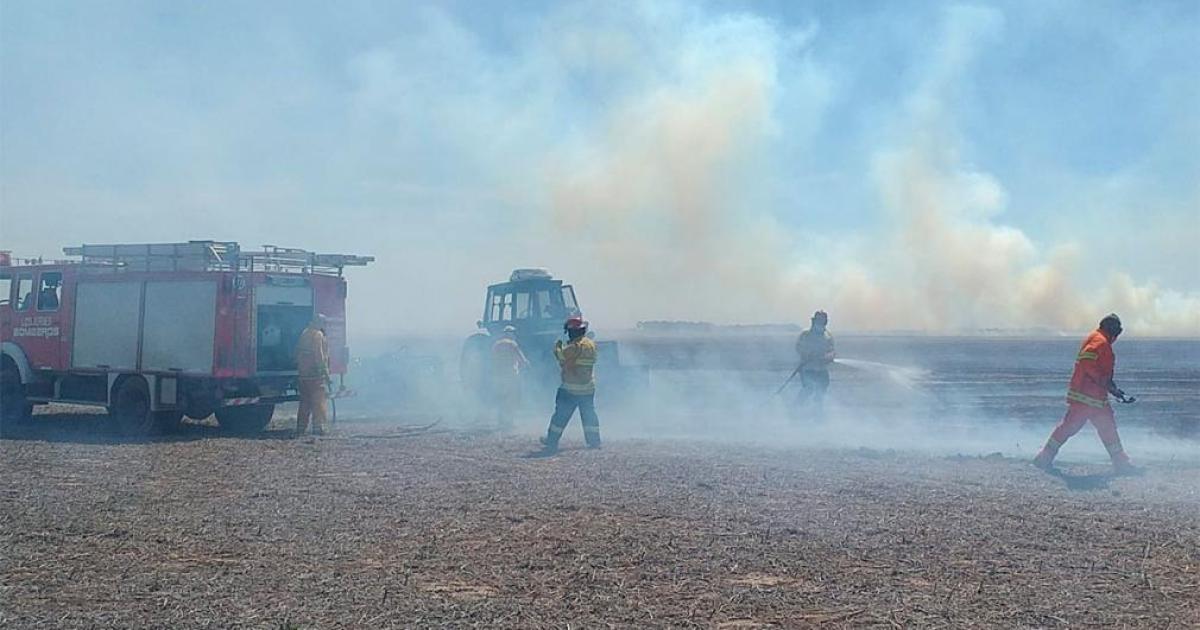 Un voraz incendio consumioacute un tractor en un establecimiento rural