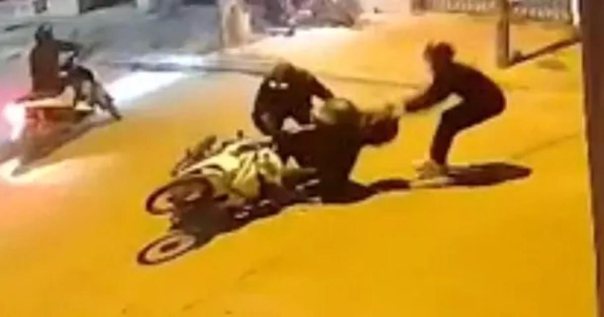 VIDEO  Terrible- el momento en que motochorros rodearon a una mujer para robarle la moto