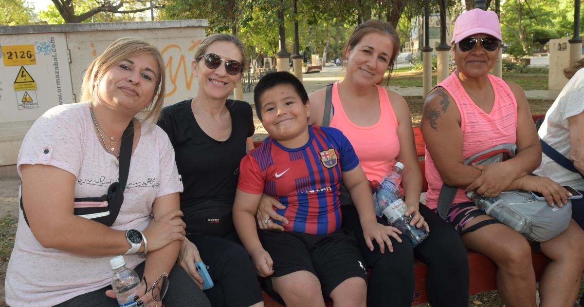 FAMILIAS CAMINARON POR LA SALUD