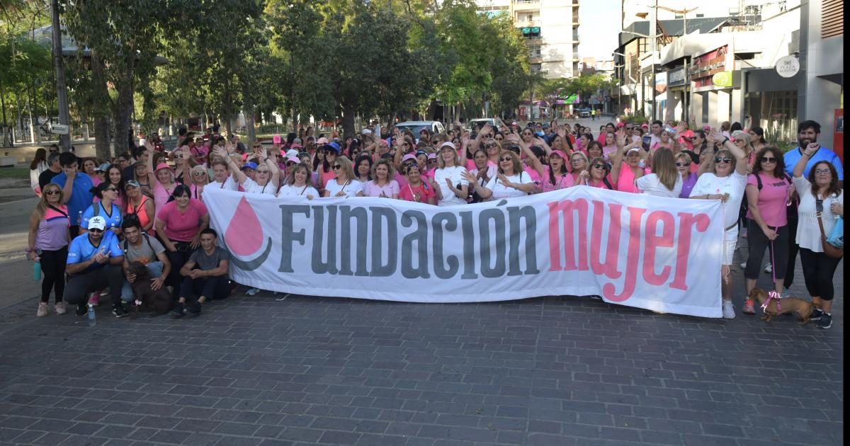 FAMILIAS CAMINARON POR LA SALUD