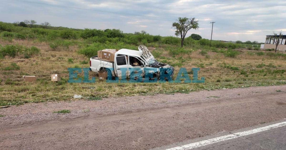 La camioneta quedó destruida tras el impacto