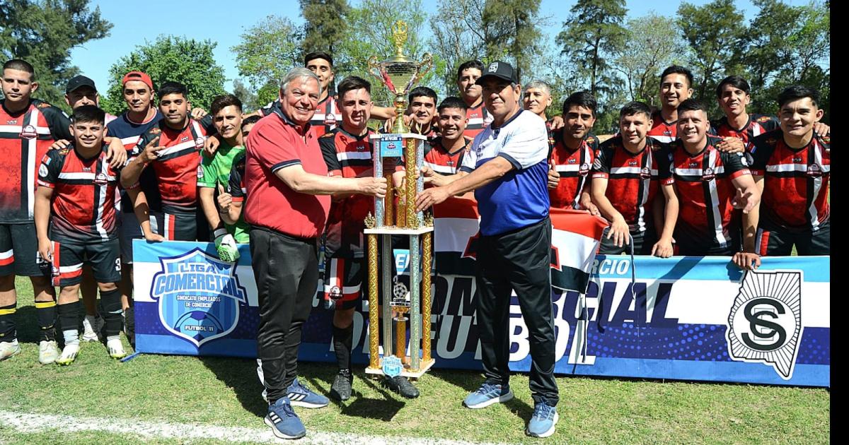 CONSAGRACIÓN El plantel de La Antenor recibe el título tras vencer por 2 a 0 a CM Diseños La 59 en la final