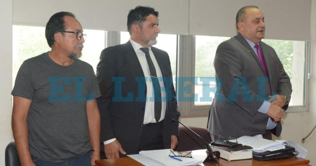 El gendarme (R) estuvo en la audiencia junto a sus abogados