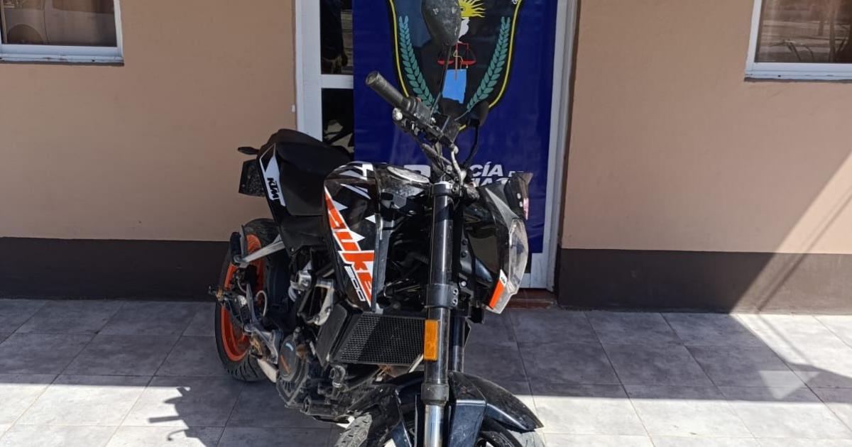 Furia en un control- mujer atacoacute a los efectivos y le secuestraron la moto