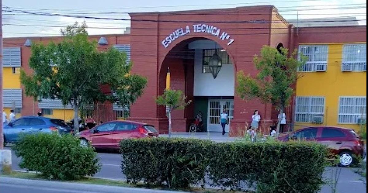 Alumna se encerroacute en el bantildeo y se autolesionoacute la policiacutea la rescatoacute