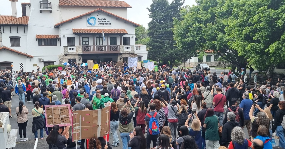 Tensioacuten en la ANDIS- manifestantes irrumpieron en las oficinas y piden por las autoridades