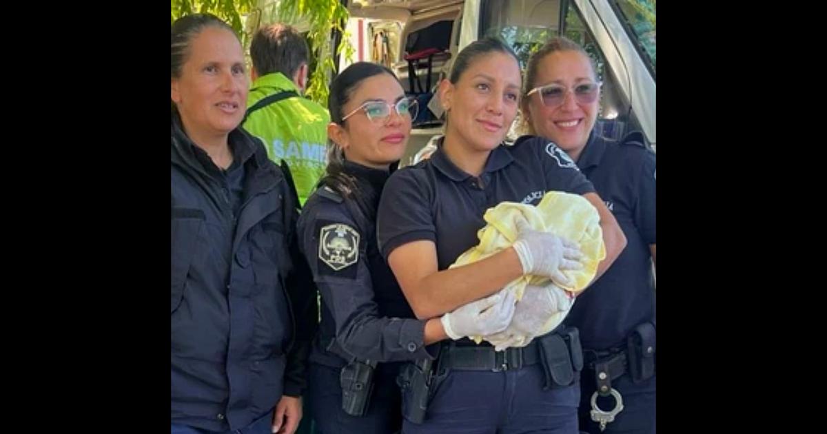 VIDEO  Conmocioacuten- policiacuteas asistieron a una mujer en situacioacuten de calle a dar a luz en la viacutea puacuteblica