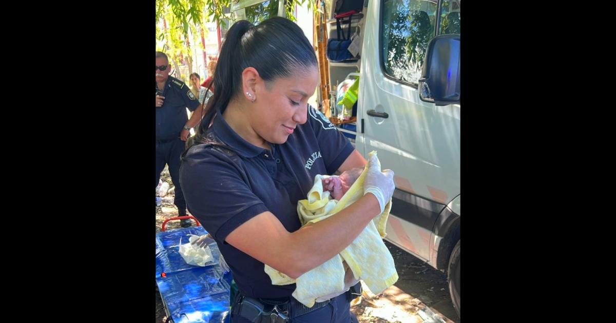 VIDEO  Conmocioacuten- policiacuteas asistieron a una mujer en situacioacuten de calle a dar a luz en la viacutea puacuteblica