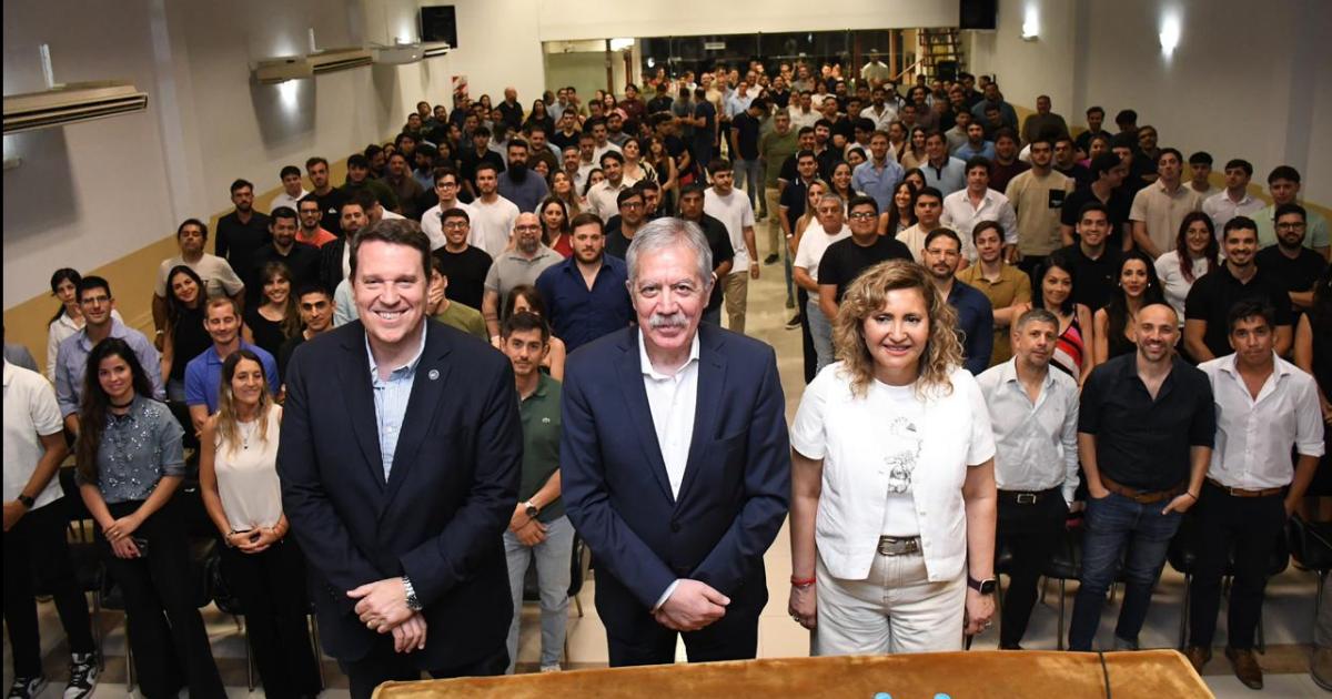 Eliacuteas Suaacuterez ratificoacute el Plan de Desarrollo Provincial ante una multitud 