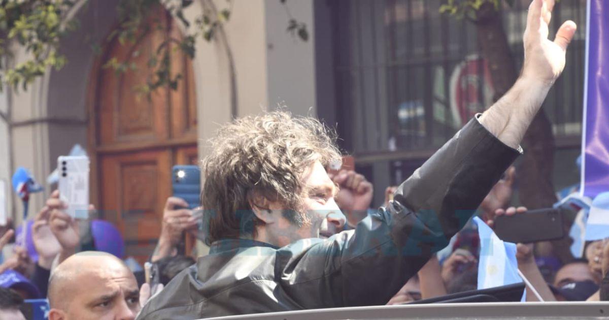 El presidente Milei en su llegada a la sede de LLA Santiago del Estero