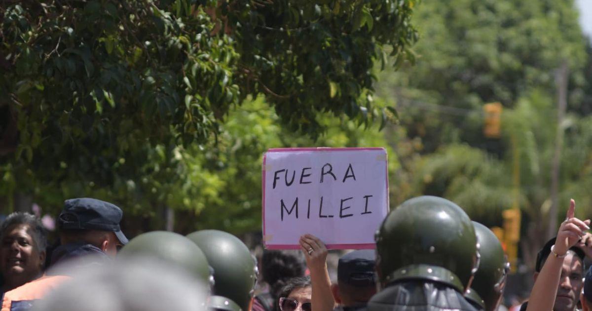 Manifestantes se movilizaron en el centro santiaguentildeo en rechazo a las poliacuteticas de Javier Milei