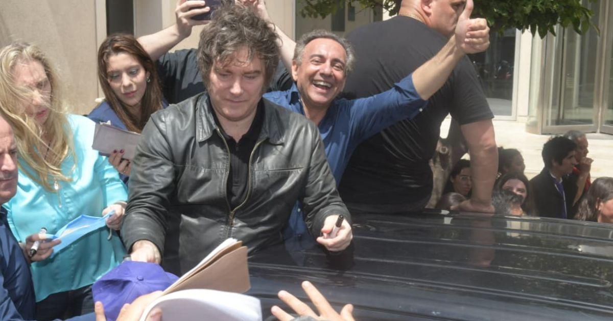 Toms Figueroa acompañó al presidente Milei en su recorrido por la ciudad (Foto- José Luis PérezEl Liberal)