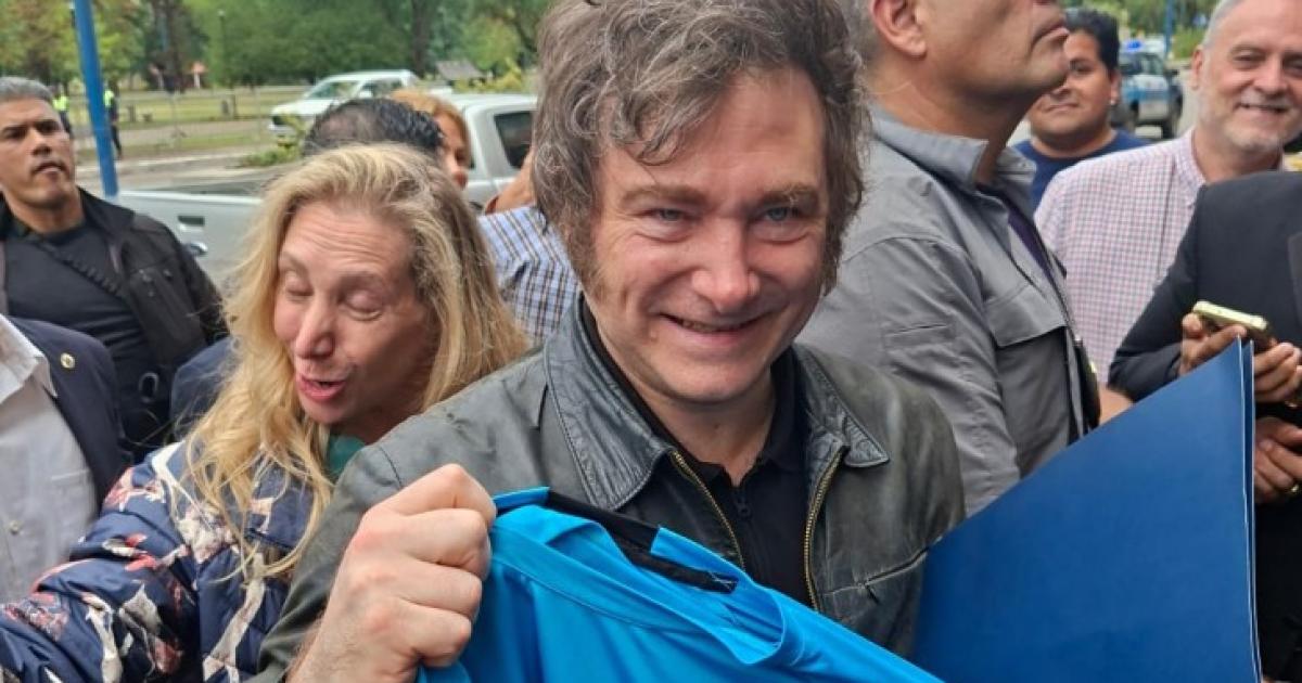 Tras su paso por Santiago Milei fue recibido en Tucumaacuten con una ovacioacuten