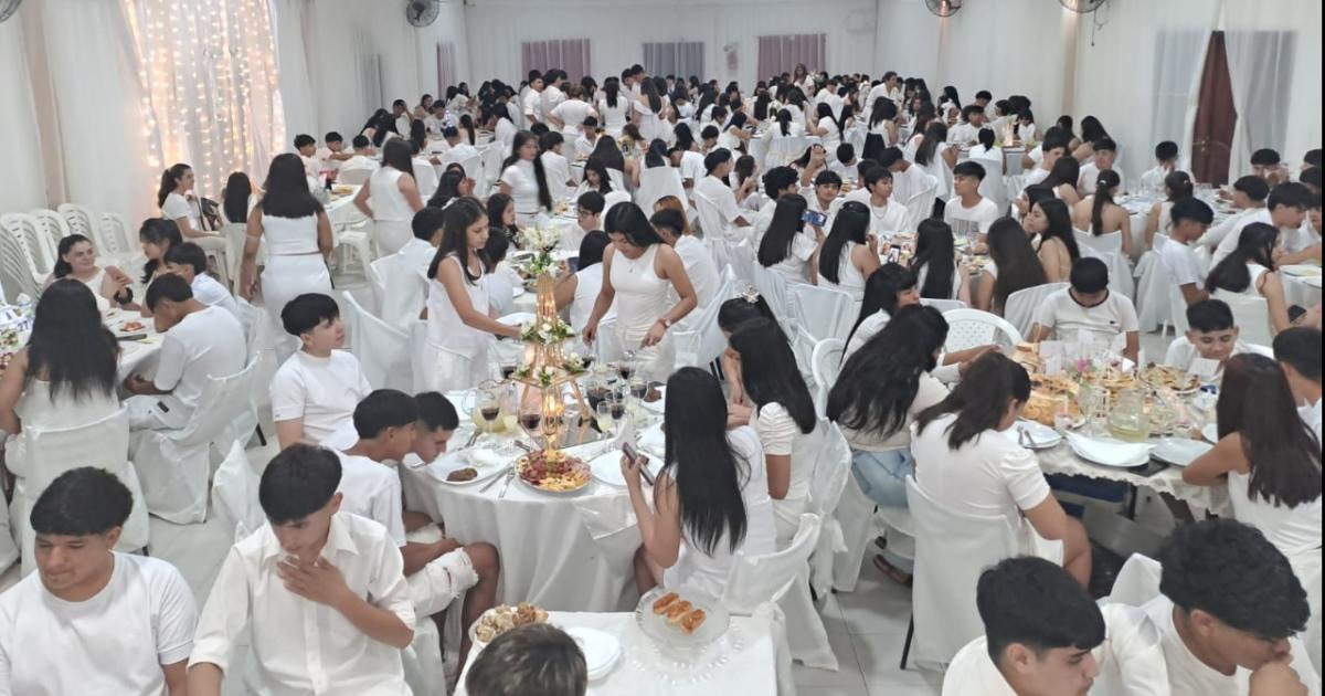 En la Escuela Piloto se vistieron de blanco para la muestra de idiomas