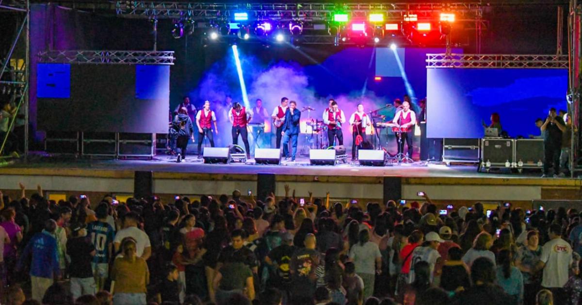 Plaza Antildeoranzas se vistioacute de fiesta por el Diacutea de la Madre