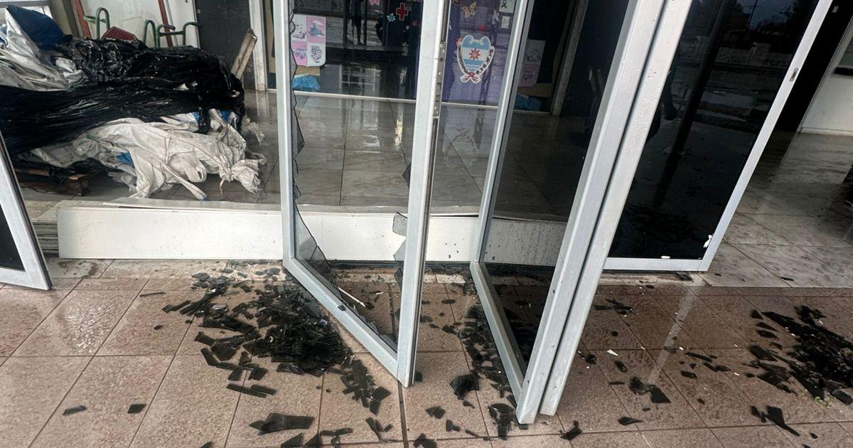 Feroz temporal derriboacute aacuterboles y postes de la red eleacutectrica en Friacuteas