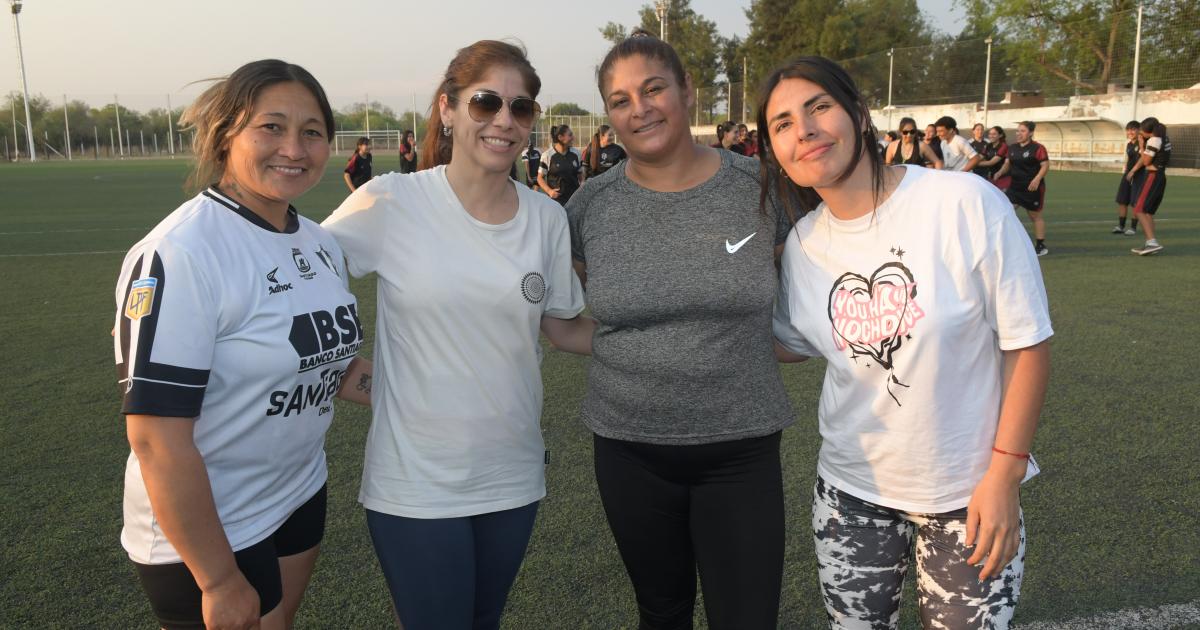 EL FUTBOL FEMENINO AGASAJOacute A LAS MADRES