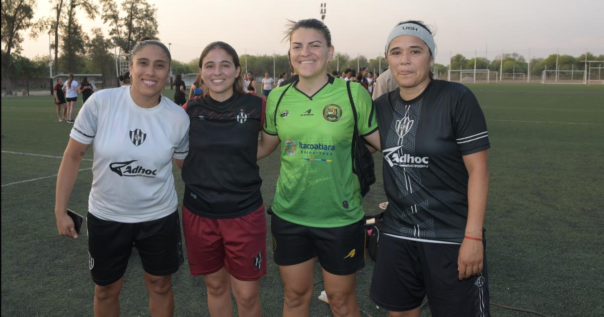 EL FUTBOL FEMENINO AGASAJOacute A LAS MADRES