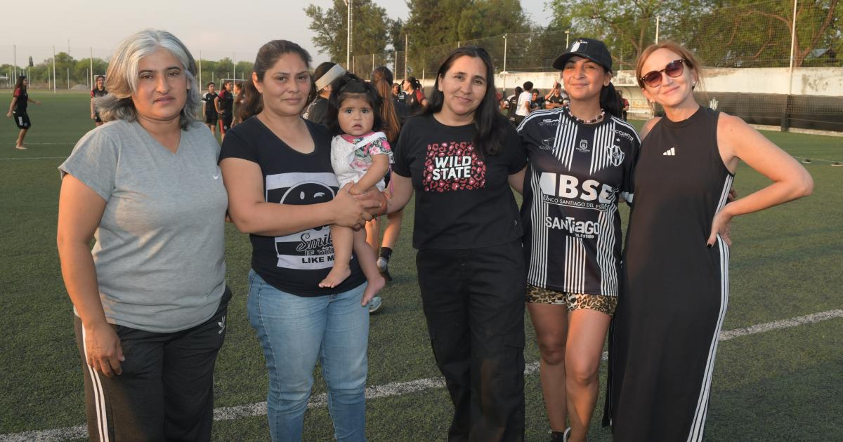 EL FUTBOL FEMENINO AGASAJOacute A LAS MADRES