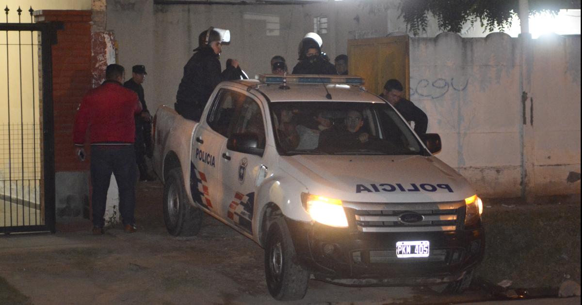 REVUELO EN EL BARRIO- El incidente fue ms all de las paredes de los dos protagonistas Terció una vecina y socorrió a la víctima Después se hizo cargo personal de la seccional 45