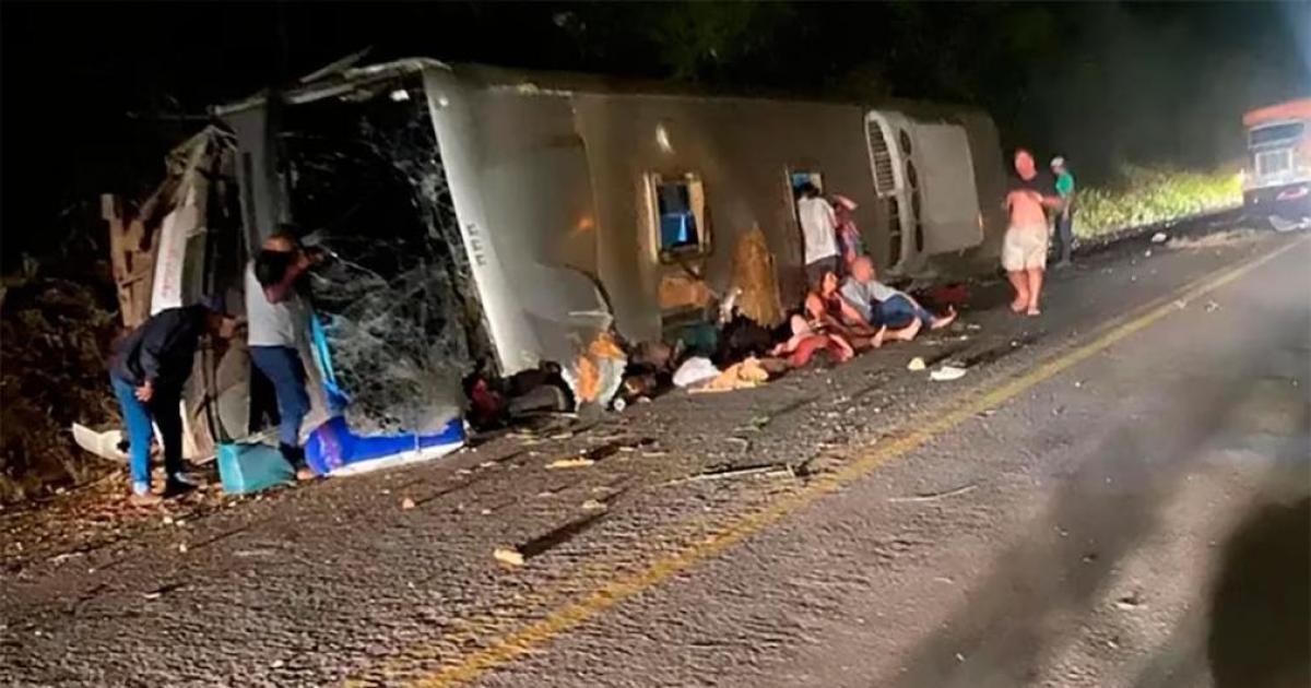 Al menos 16 muertos tras el vuelco de un autobuacutes turiacutestico en Pernambuco