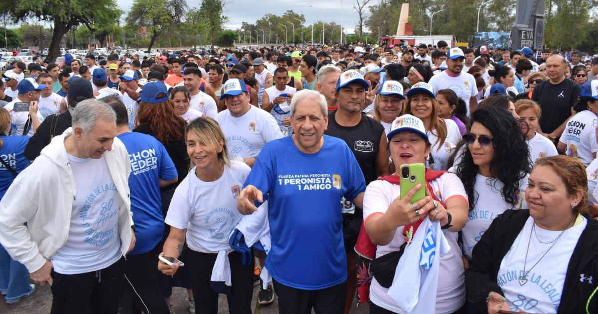 En la autopista se realizoacute un maratoacuten por el Diacutea de la Lealtad