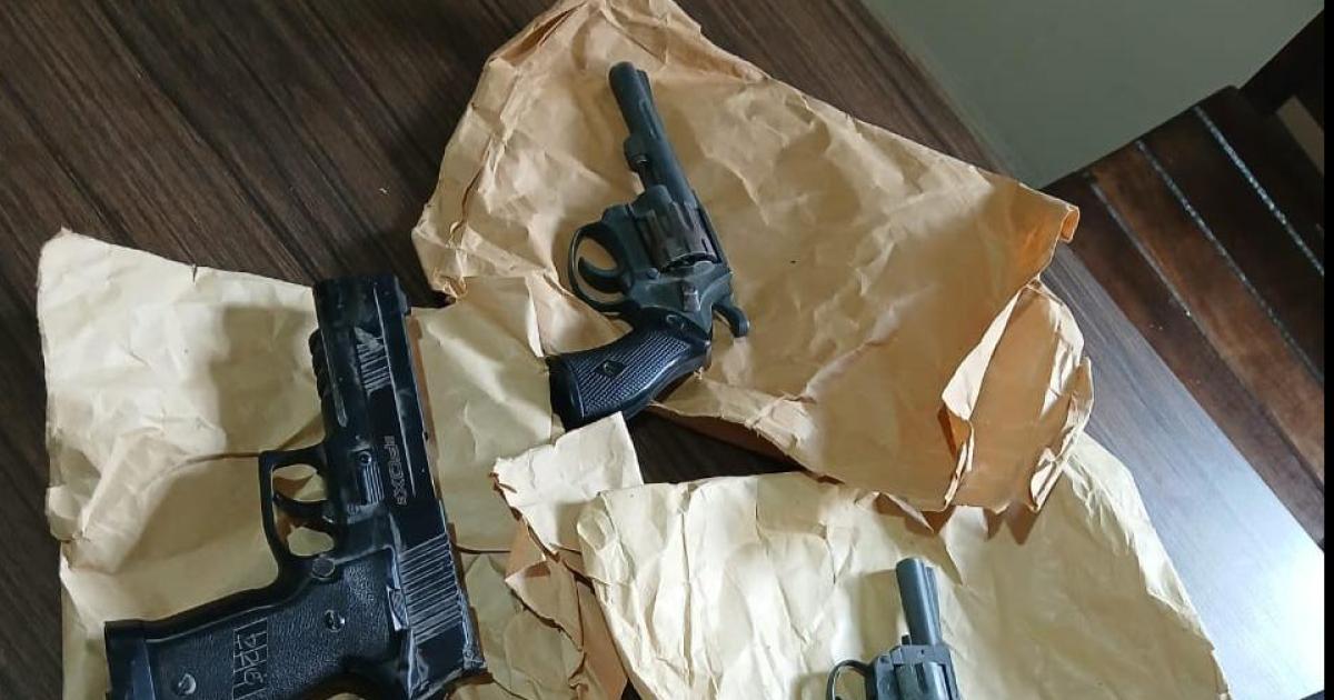 Joacutevenes suben a Facebook fotos armados les allanan su casa y secuestran tambieacuten marihuana