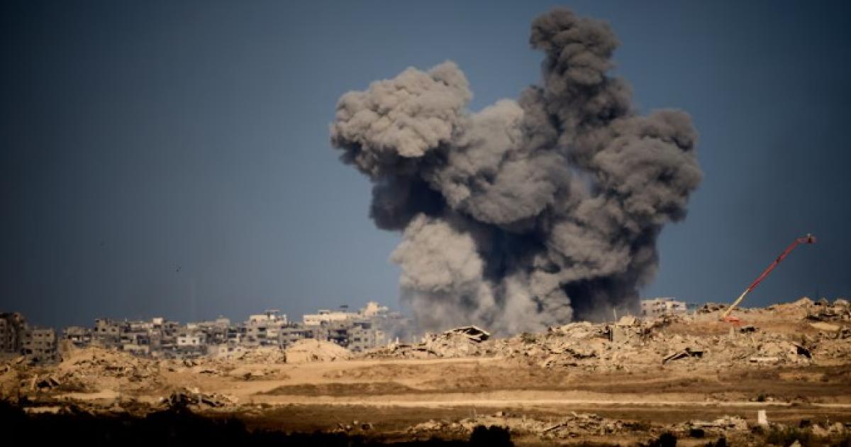 Una columna de humo tras un ataque del ejército de Israel en la Franja de Gaza luego del alto el fuego en Medio Oriente (Foto Archivo - AP - Emilio Morenatti)