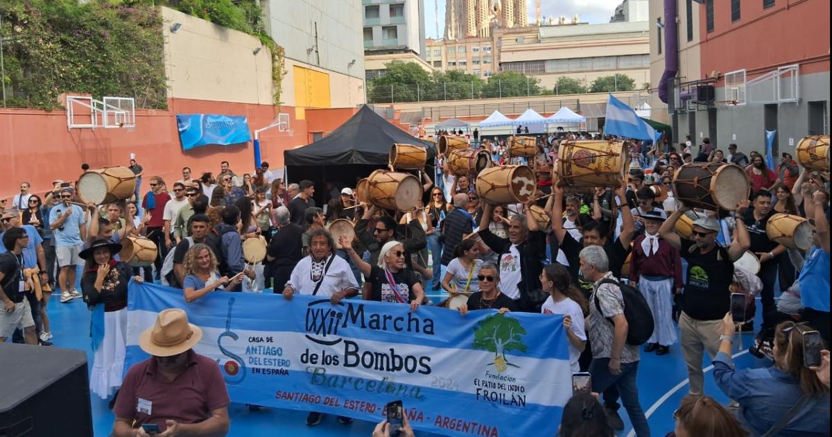 La alegriacutea santiaguentildea llegoacute lejos- se realizoacute la 2deg Marcha de los Bombos en Barcelona