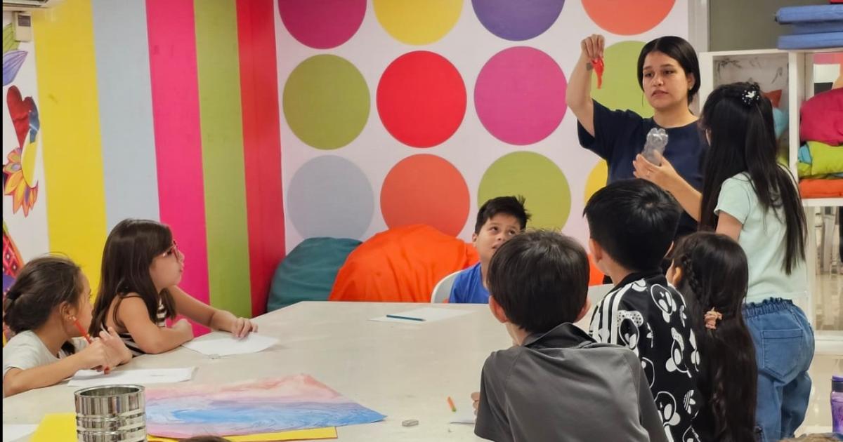 CCB- inscriben a los nintildeos para el taller de arte Falso Vitraux