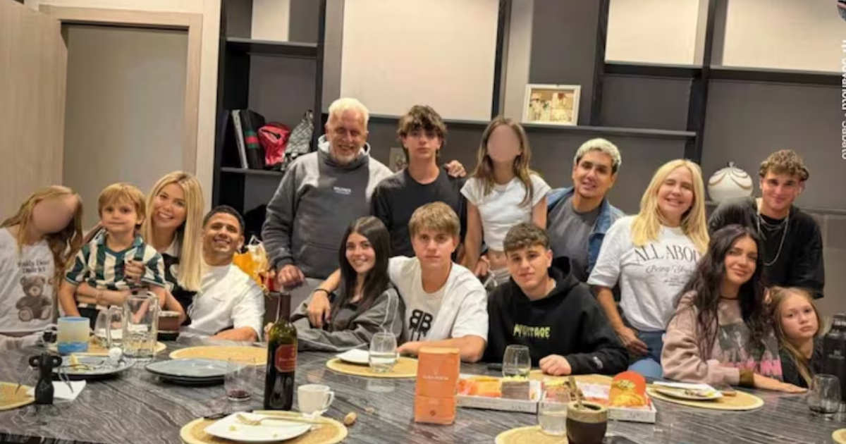 Wanda Nara festejoacute el Diacutea de la Madre con toda su familia y mostroacute el regalo que le hizo su nuevo novio