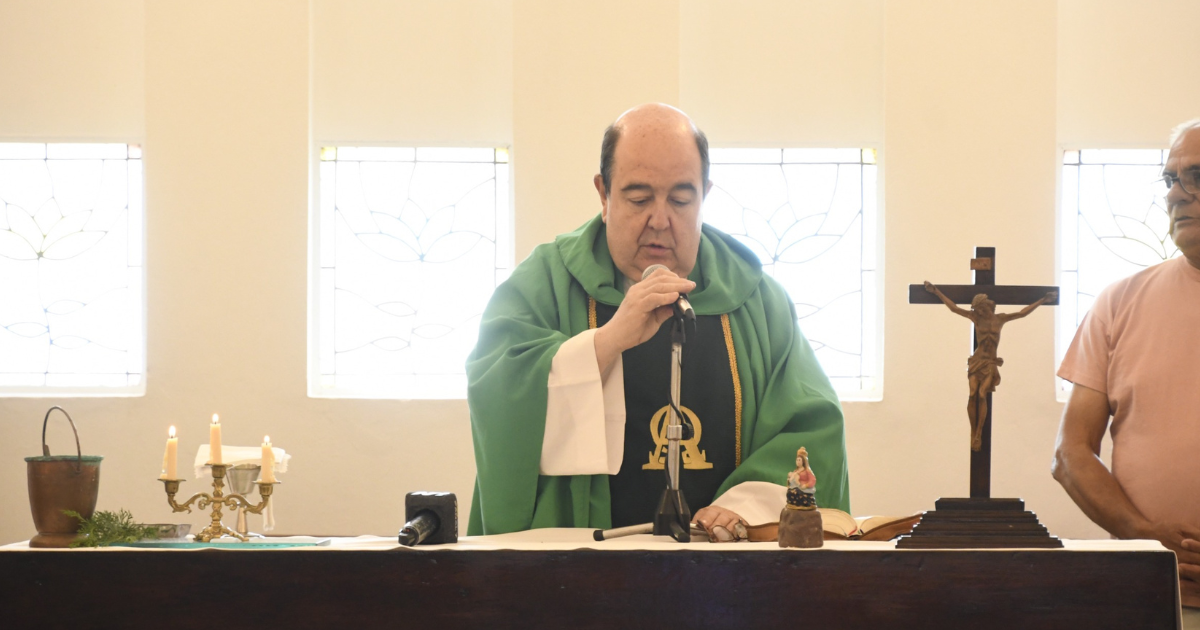 El Sacerdote Julin Cuevas estuvo a cargo de la ceremonia religiosa (Foto- Daniel Pérez)