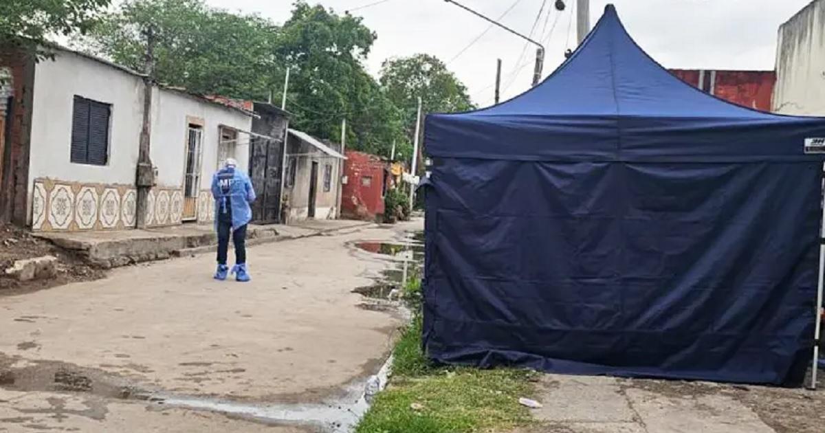 Intentoacute ingresar por la ventanilla del auto para robar y un policiacutea le disparoacute en las piernas- murioacute desangrado