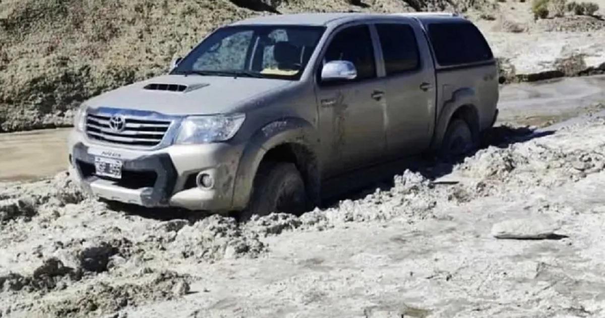 Hallaron la camioneta de los jubilados desaparecidos en Chubut- estaba encajada en el barro y cerrada con llave