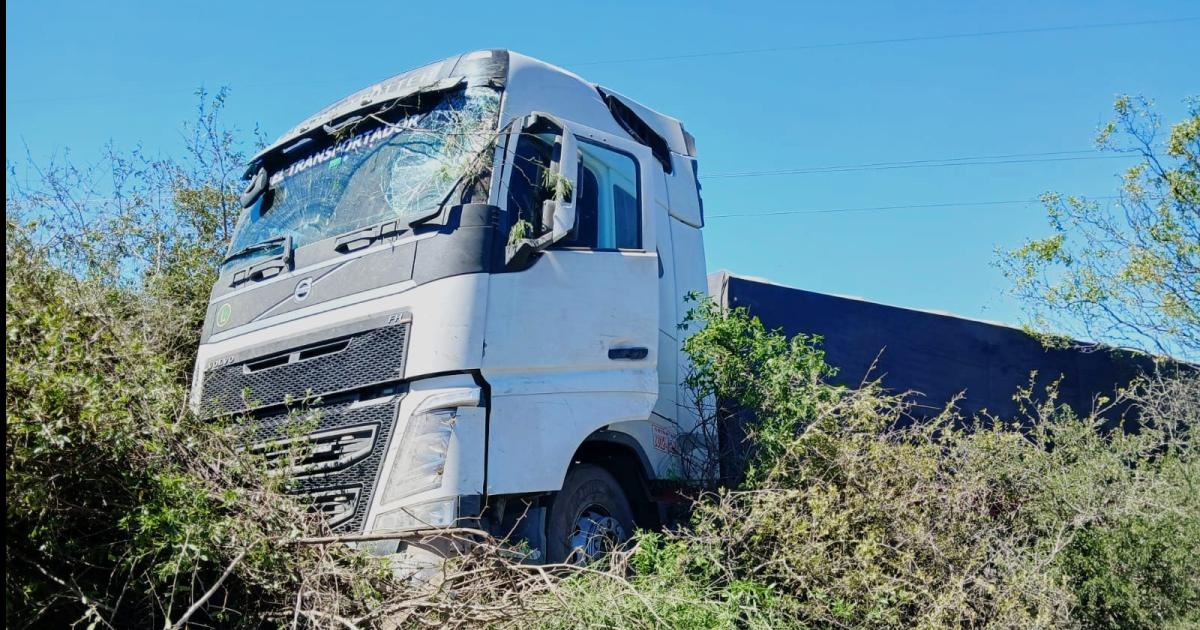 Ruta 34- un camioacuten con cargamento perdioacute el control y quedoacute en la banquina