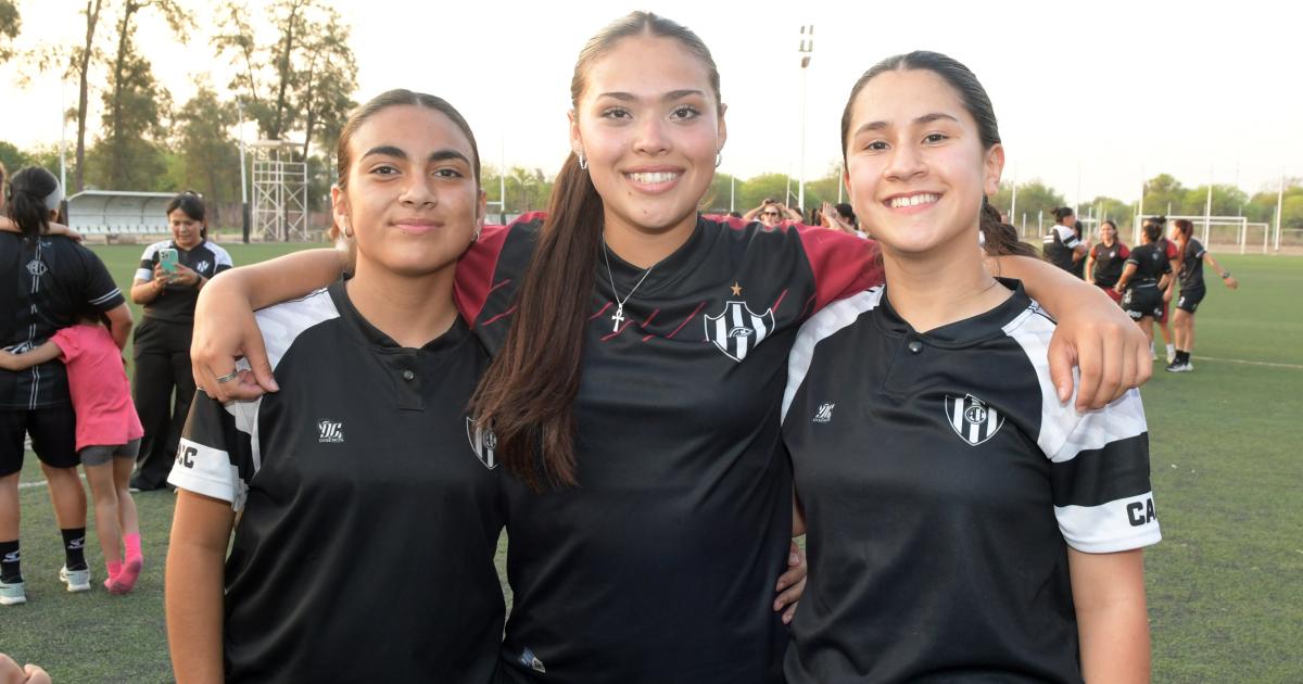EL FUTBOL FEMENINO AGASAJOacute A LAS MADRES