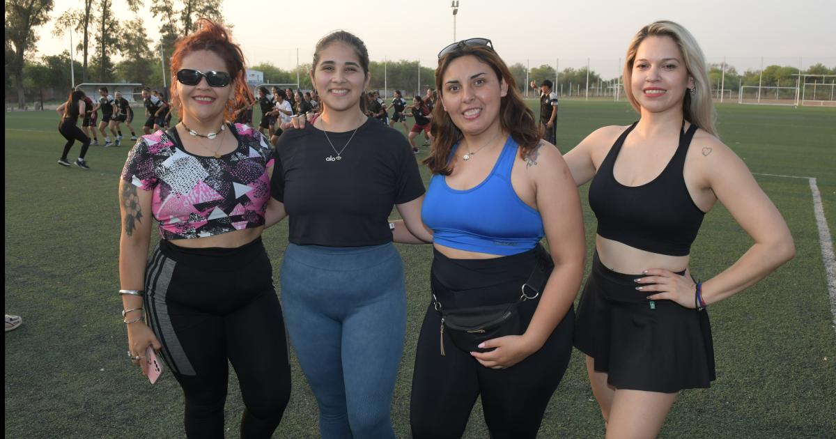 EL FUTBOL FEMENINO AGASAJOacute A LAS MADRES
