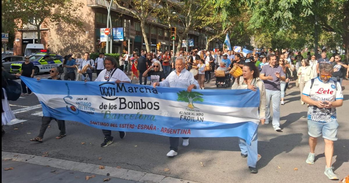 La alegriacutea santiaguentildea llegoacute lejos- se realizoacute la 2deg Marcha de los Bombos en Barcelona