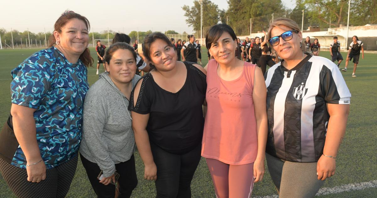 EL FUTBOL FEMENINO AGASAJOacute A LAS MADRES