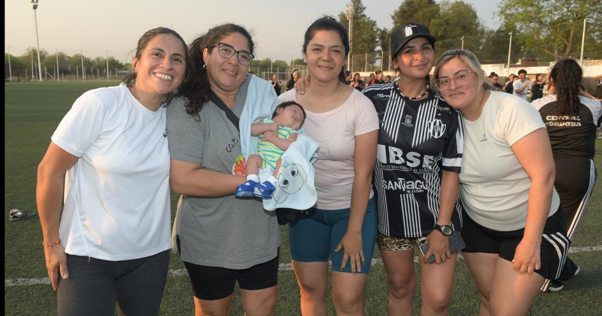 EL FUTBOL FEMENINO AGASAJOacute A LAS MADRES
