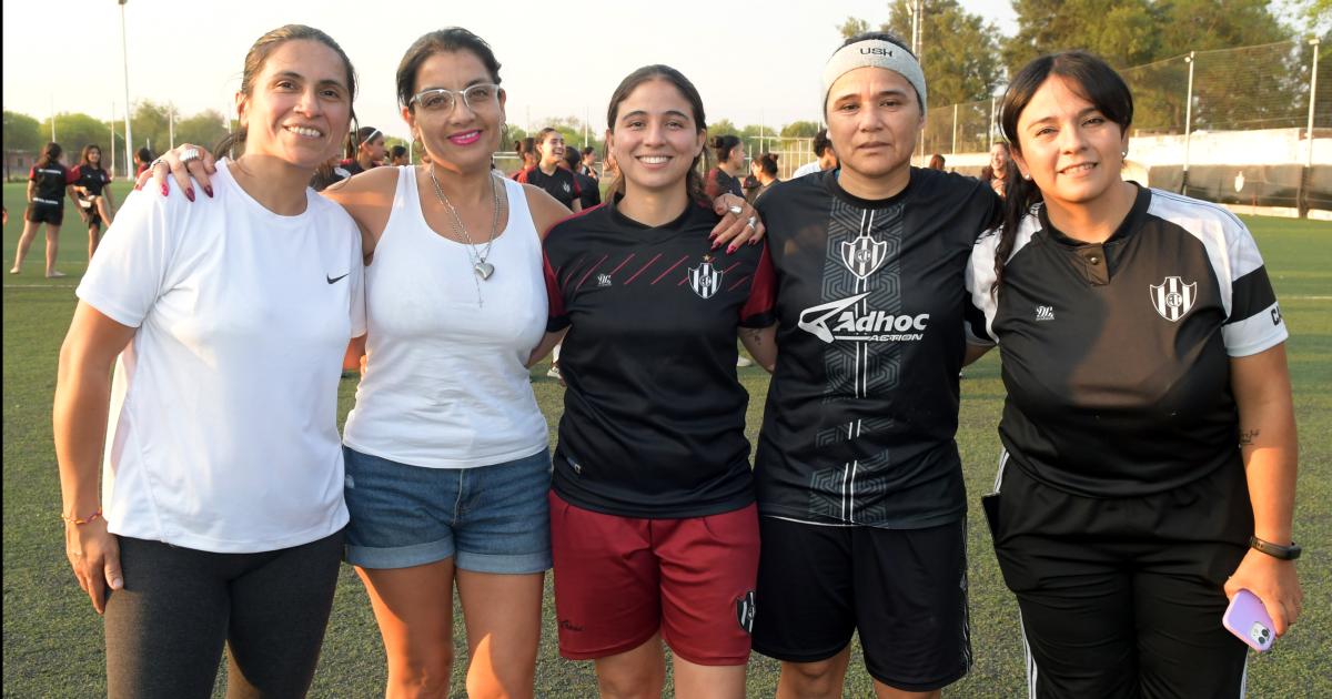 EL FUTBOL FEMENINO AGASAJOacute A LAS MADRES