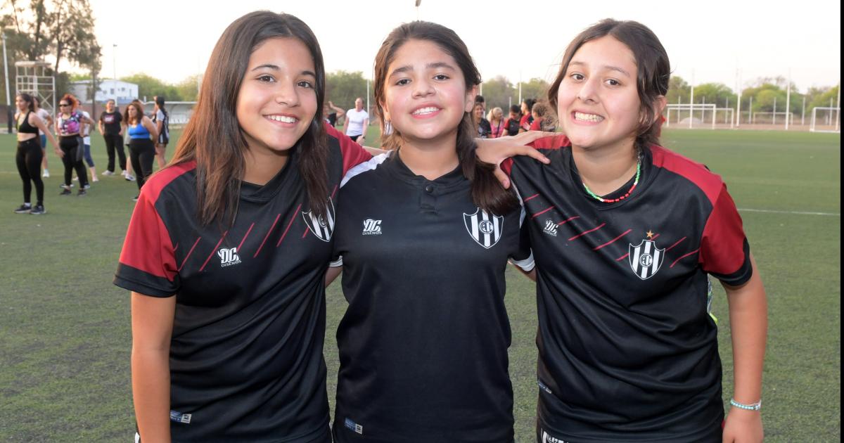 EL FUTBOL FEMENINO AGASAJOacute A LAS MADRES