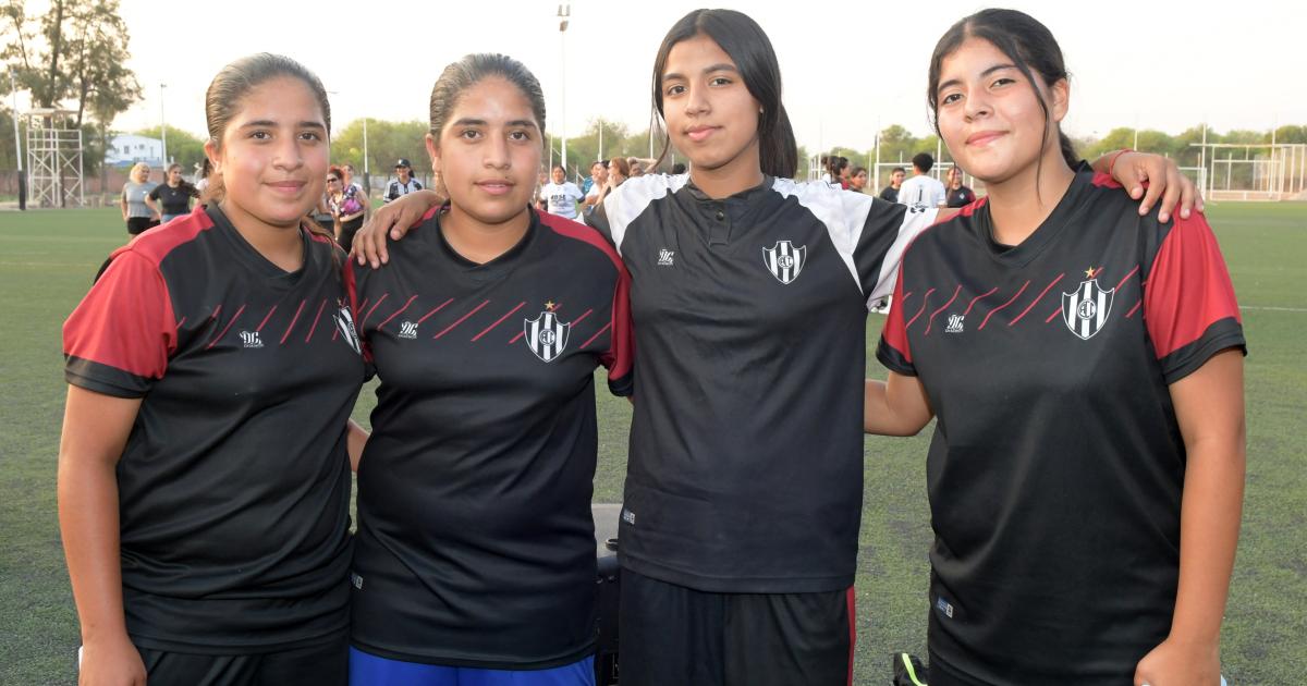 EL FUTBOL FEMENINO AGASAJOacute A LAS MADRES