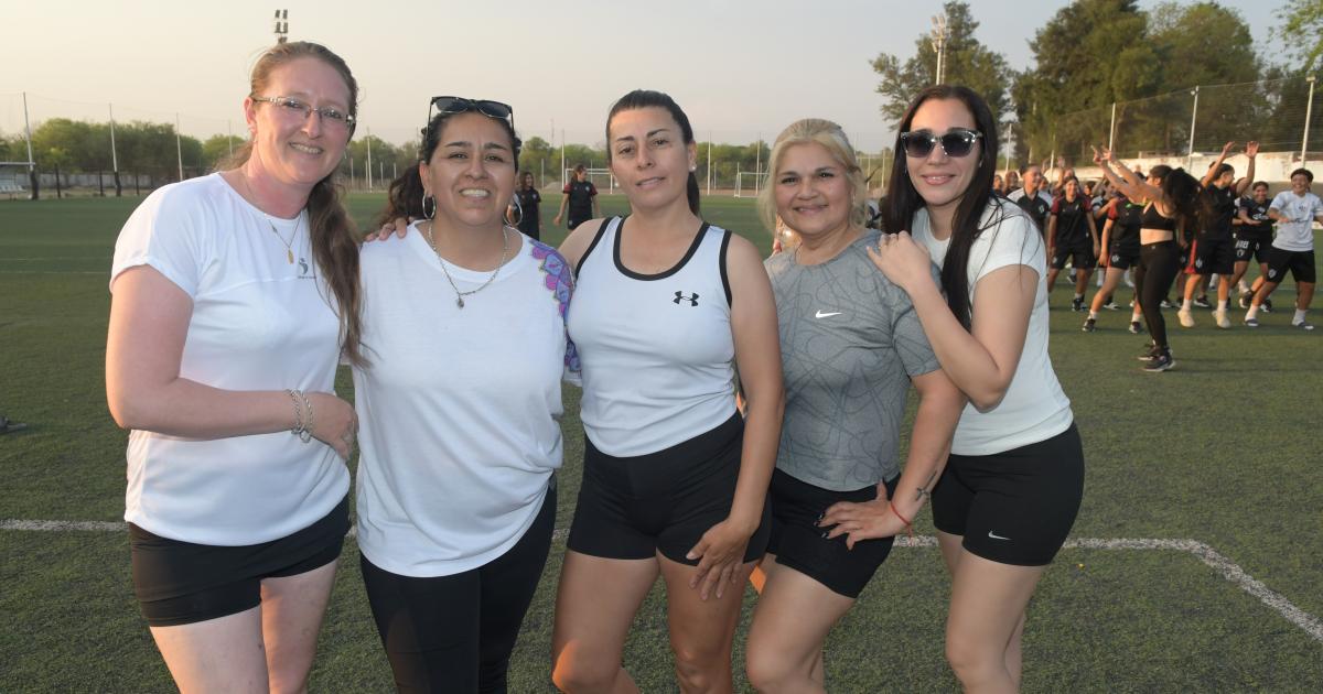 EL FUTBOL FEMENINO AGASAJOacute A LAS MADRES