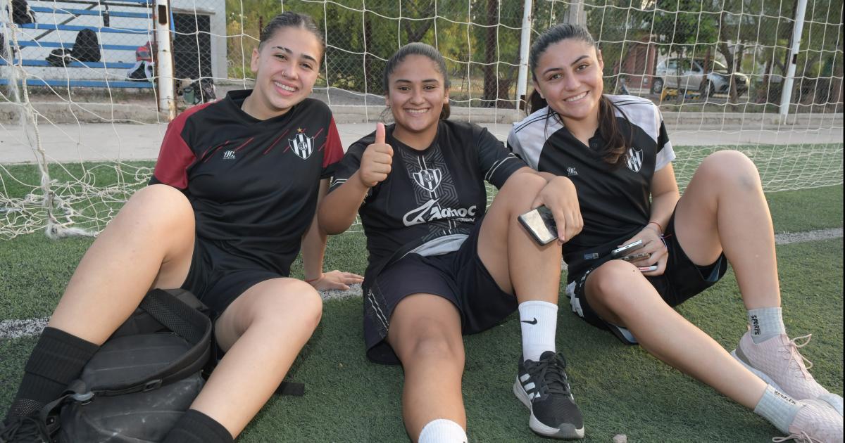 EL FUTBOL FEMENINO AGASAJOacute A LAS MADRES