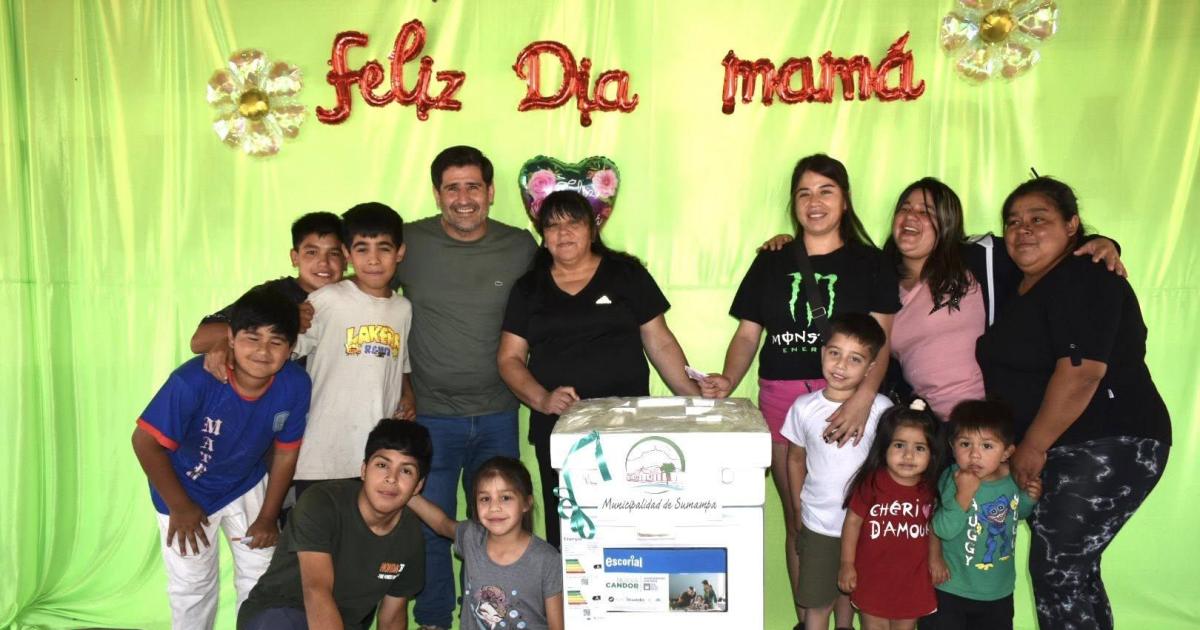 Las madres de Sumampa festejaron su diacutea en el Camping Municipal