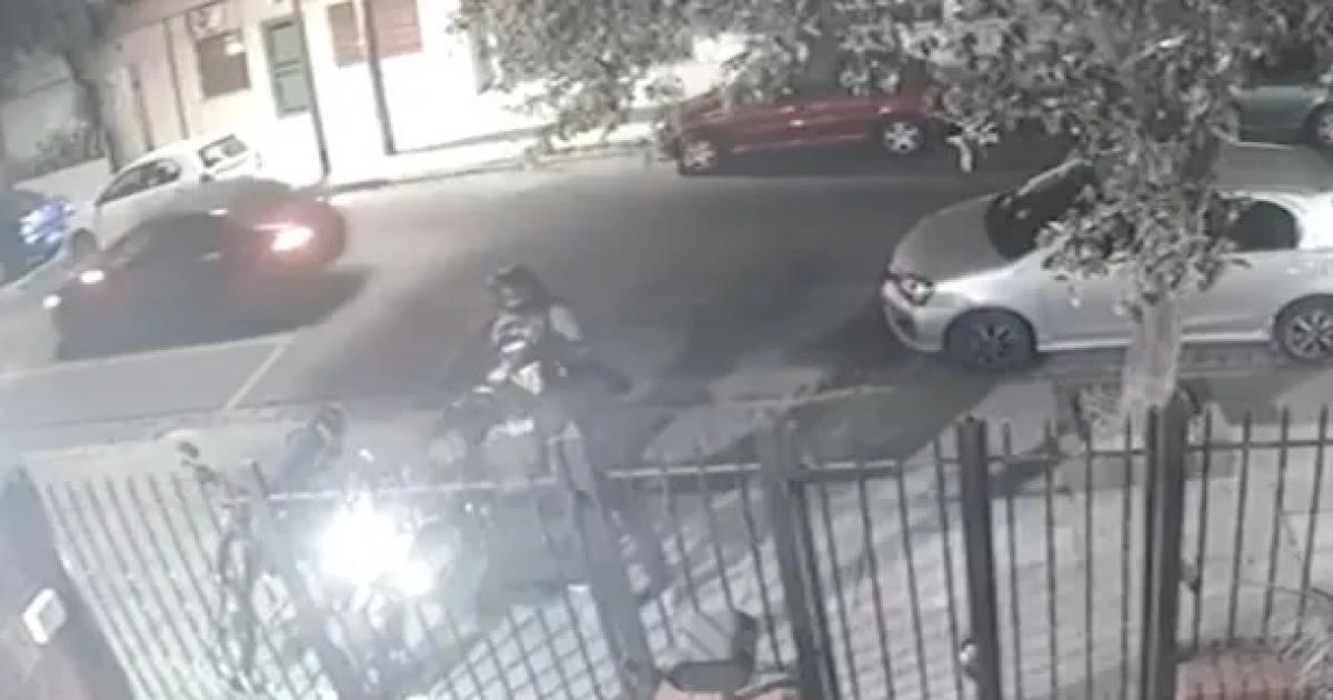 VIDEO  Violento robo de motochorros armados a un vecino en la puerta de su casa