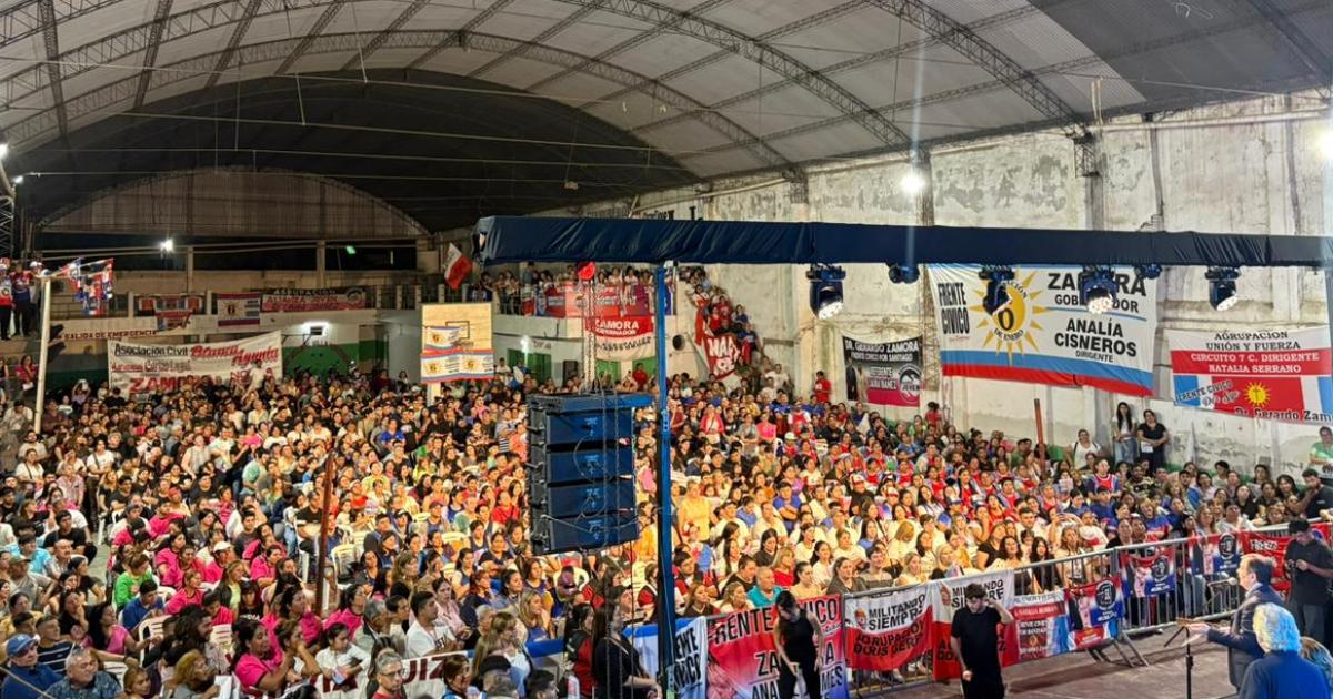 Zamora recibioacute el respaldo de miles de militantes y manifestoacute su apoyo a Eliacuteas Suaacuterez