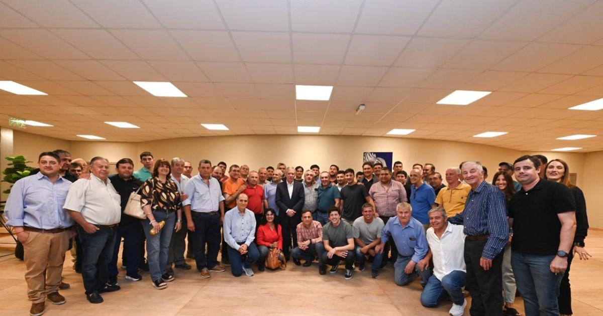 El candidato a gobernador por el frente Cívico por Santiago se reunió con productores agropecuarios del departamento Robles